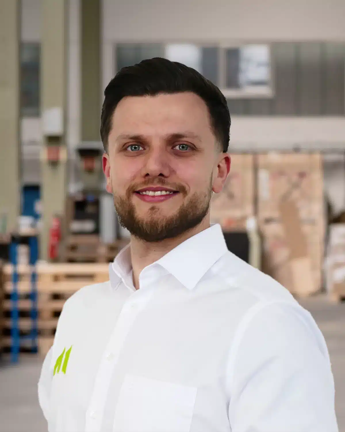 Mann im weißen hemd mit logo sagt, dass es wichtig ist PV Prozesse zu haben die sauber ineinandergreifen von Beratung bis zum Service nach der Inbetriebsetzung.