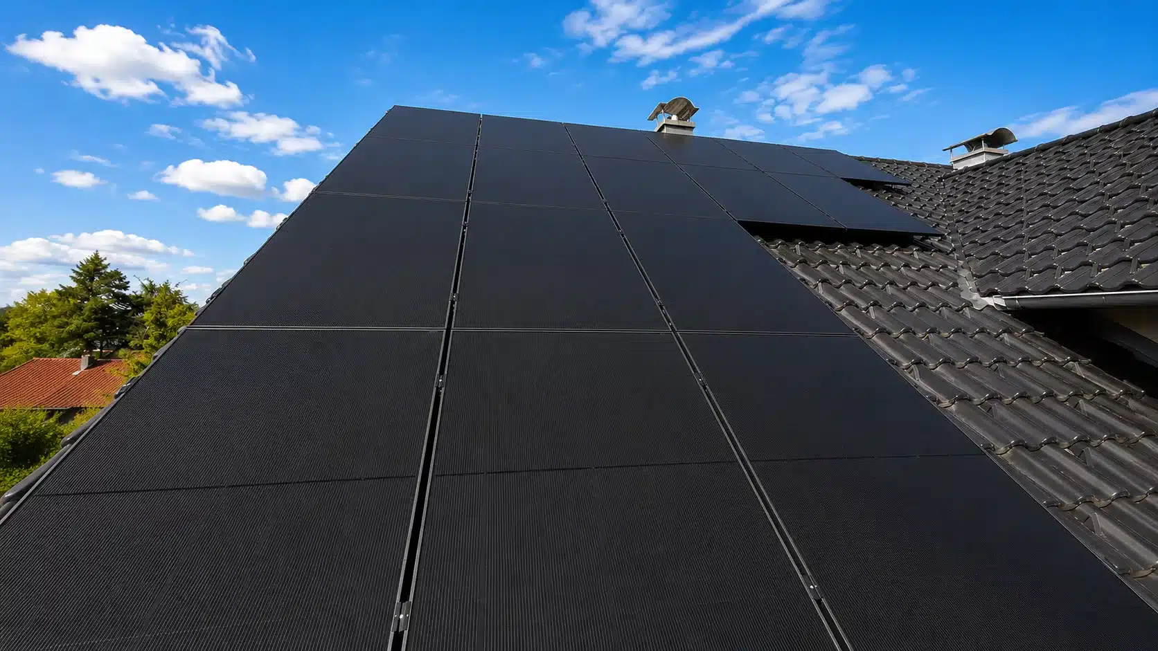 Montierte Fullblack PV-Module auf einem Dach in Wolfratshausen mit Hybrid-Wechselrichter, Heimspeicher, Hems und Notstrombox im Keller.