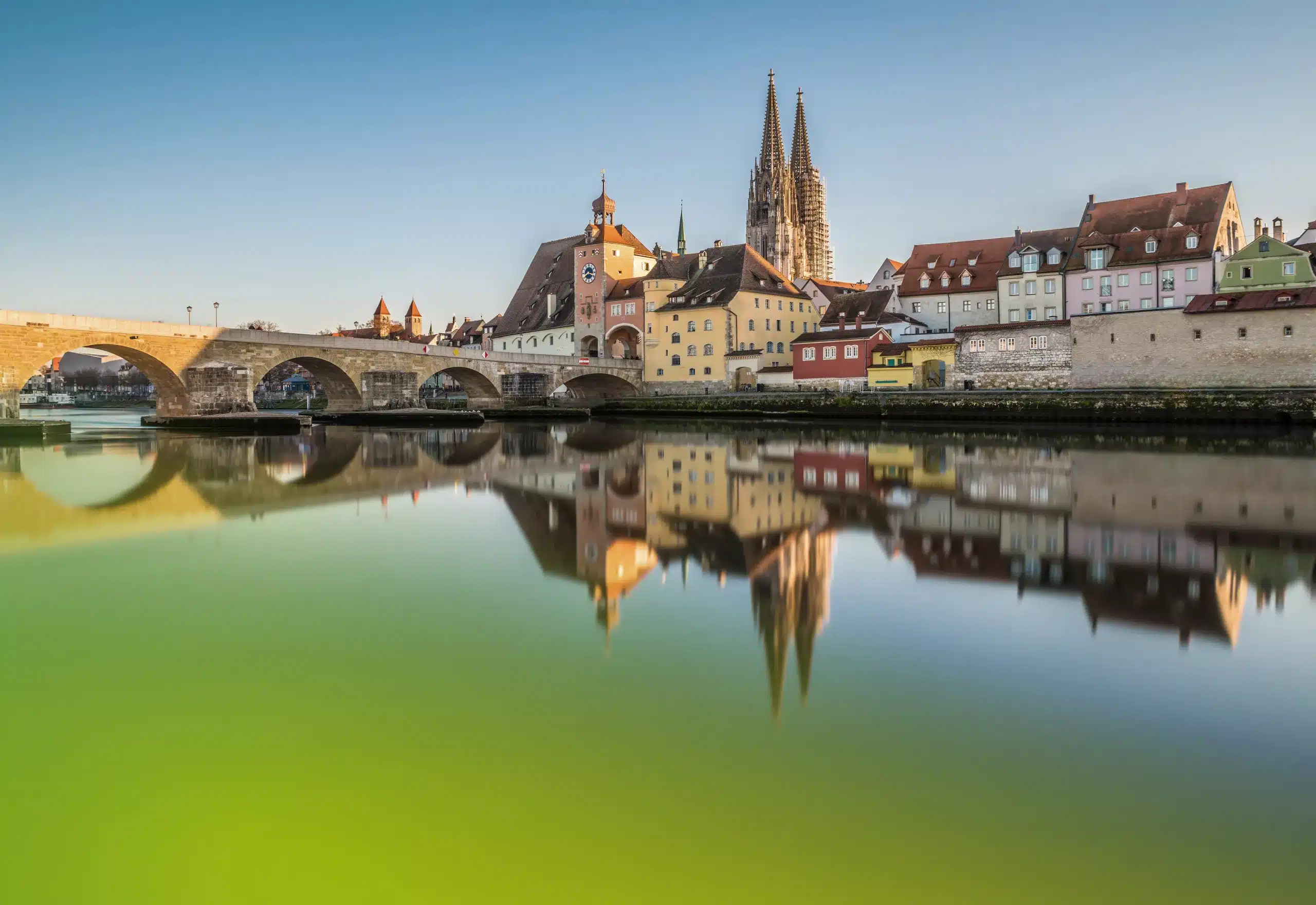Ein Bild von Regensburg, der steinernen Brücke und der Donau.