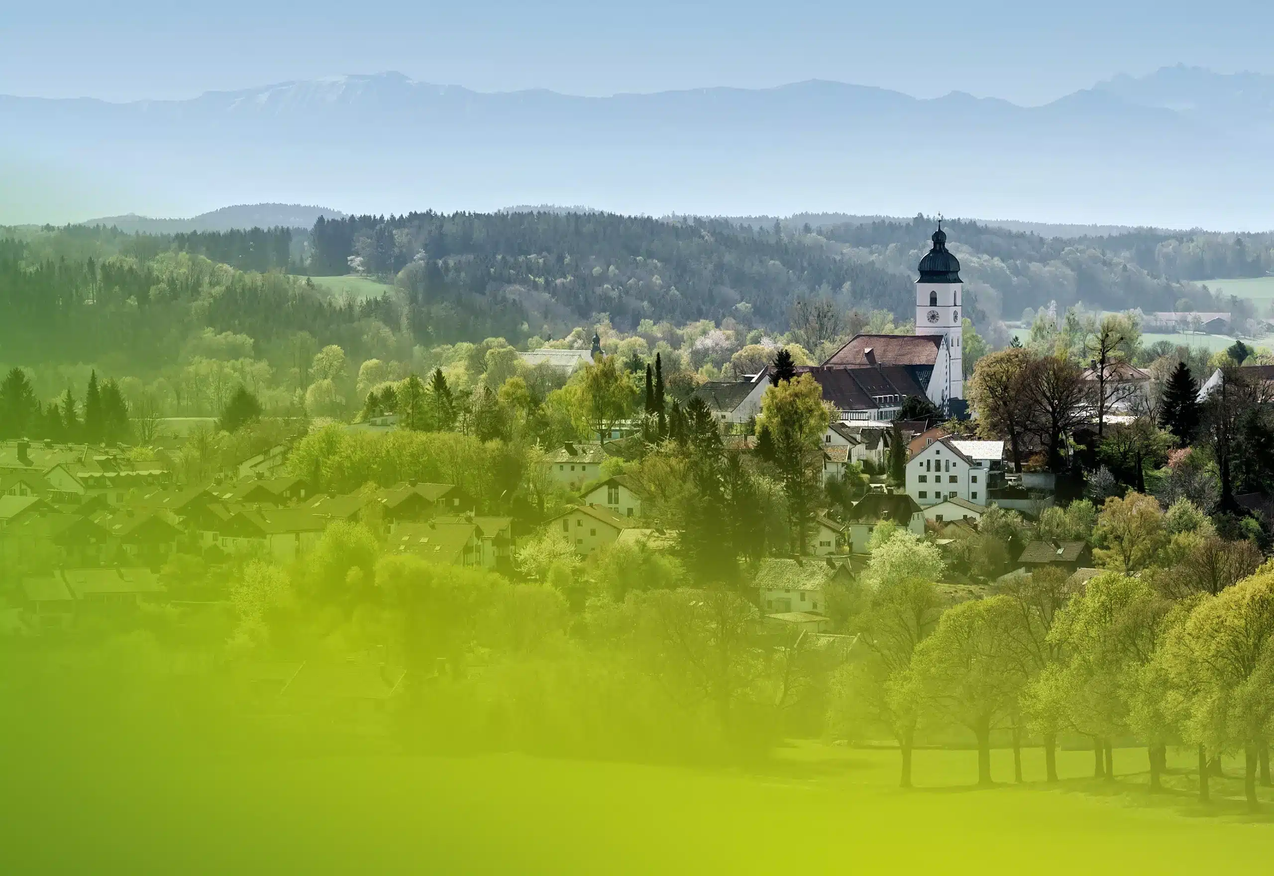 Ausblick auf die Stadt Ebersberg mit Sicht auf die Kirche.