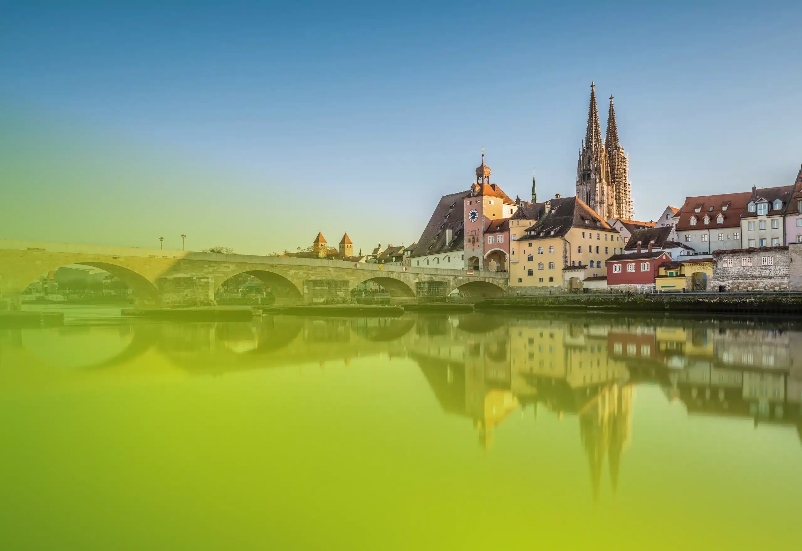 Stadtbild von Regensburg bei der steinernen Brücke