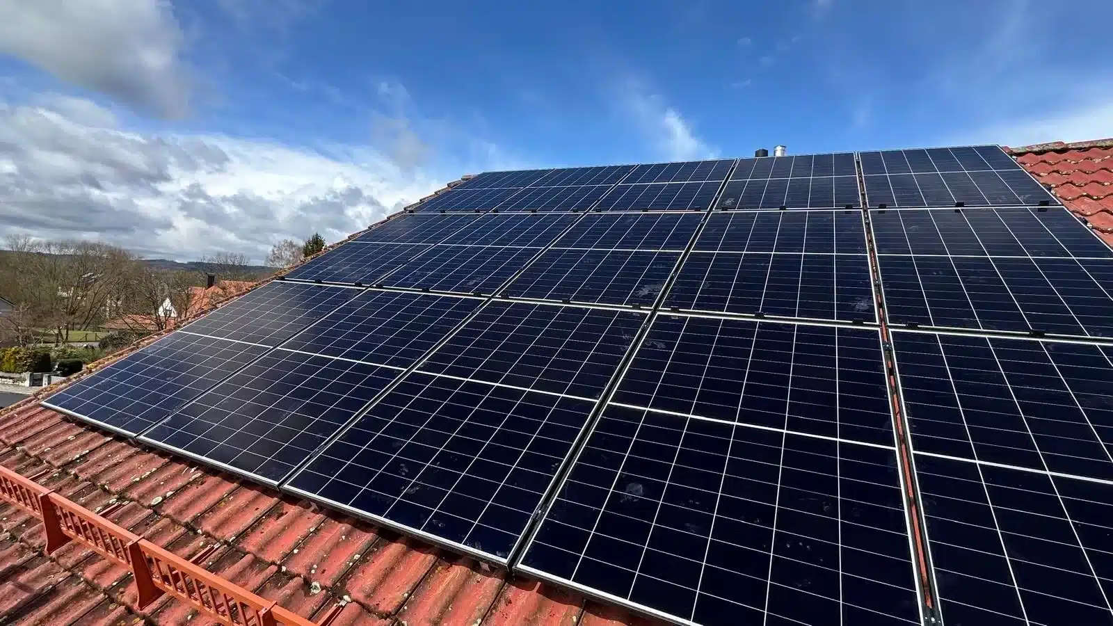 Montierte Doppelglas PV-Module auf einem Dach in Neumarkt in der Oberpflaz mit Hybrid-Wechselrichter, Heimspeicher, Ersatzstrombox und Hems im Keller.