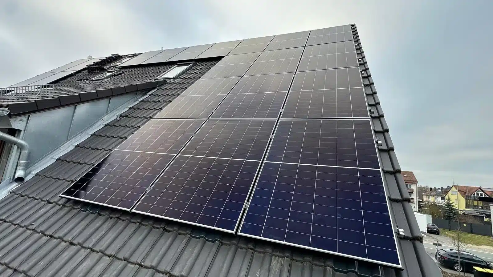 Montierte Doppelglas PV-Module auf einem Dach in Nürnberg mit Hybrid-Wechselrichter, Heimspeicher, Heizstabansteierung und Hems im Keller.