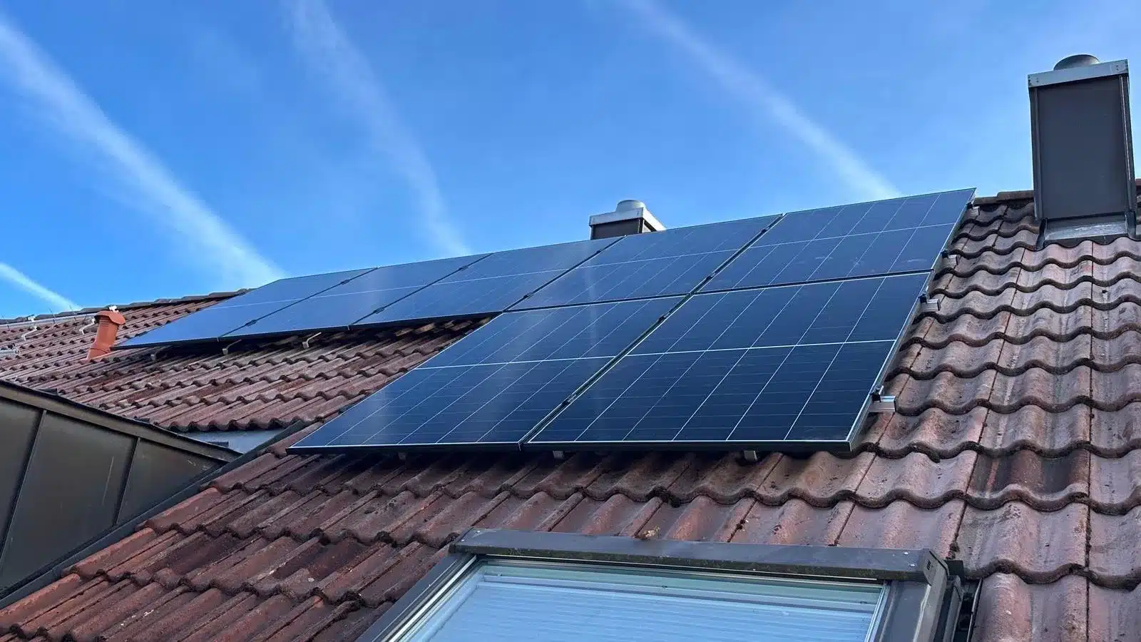 Montierte PV-Module auf einem Dach in München
