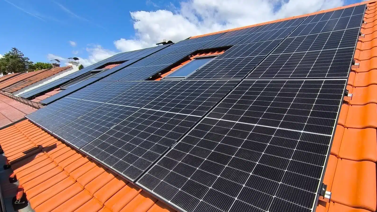 Montierte Doppelglas PV-Module auf einem Dach in Augsburg mit Hybrid-Wechselrichter, Heimspeicher und Hems im Keller.