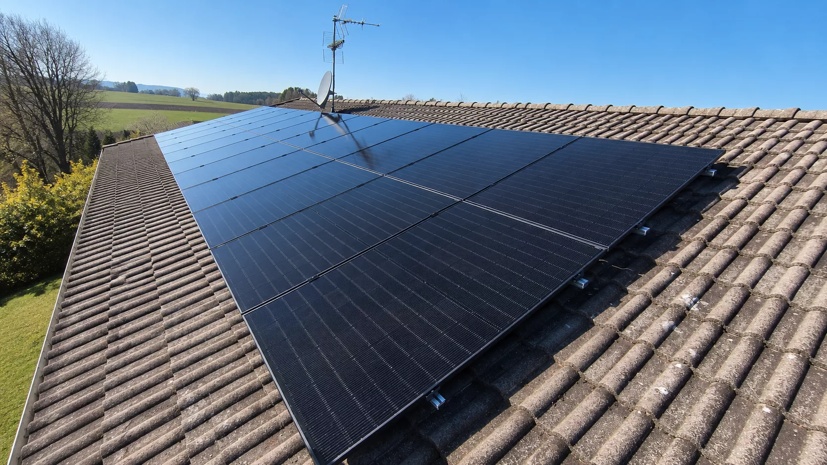 Montierte Full-Black PV-Module auf einem Dach in Breitbrunn mit Hybrid-Wechselrichter, Heimspeicher und Hems im Keller.