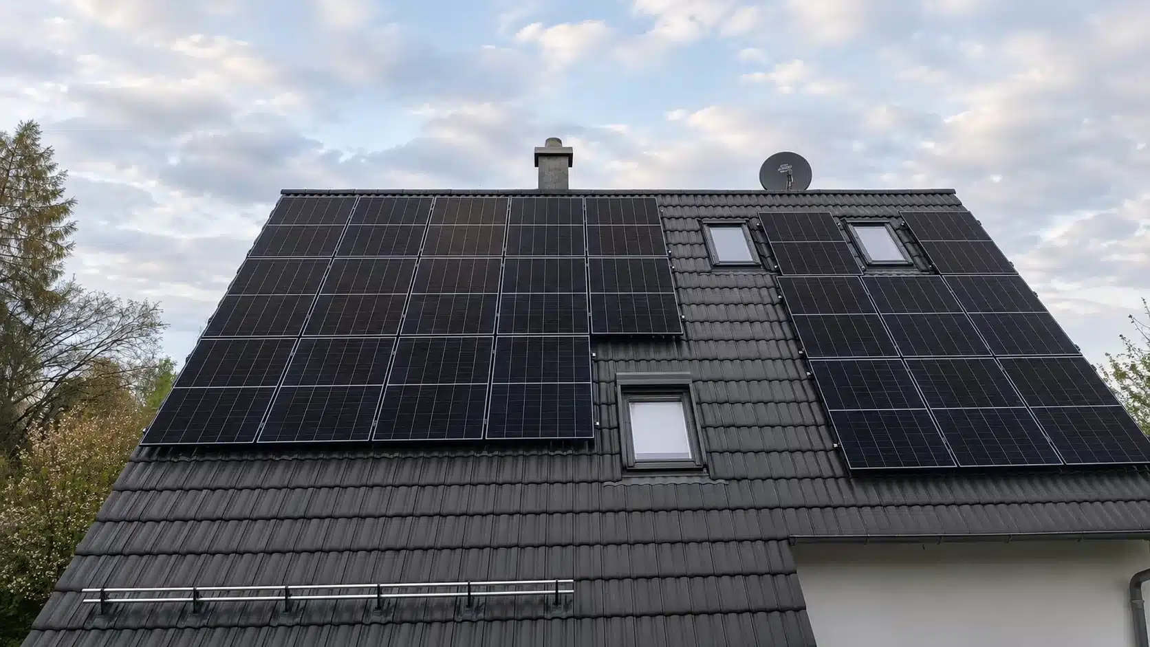 Montierte Doppelglas PV-Module auf einem Dach in Burgthann mit Hybrid-Wechselrichter, Heimspeicher, Ersatzstrombox, Wärmepumpenansteuerung, Hems im Keller und einer Wallbox in der Garage.