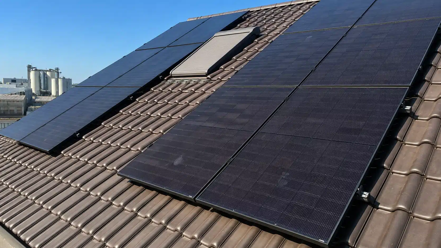 Montierte Full-Black PV-Module auf einem Dach in Ergolding mit Hybrid-Wechselrichter, Heimspeicher, Ersatzstrombox und Hems im Keller.