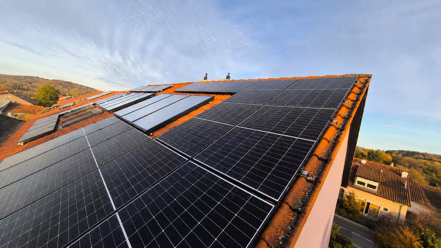 Montierte Doppelglas PV-Module auf einem Dach in Hohenfels mit Hybrid-Wechselrichter, Heimspeicher und Hems im Keller.