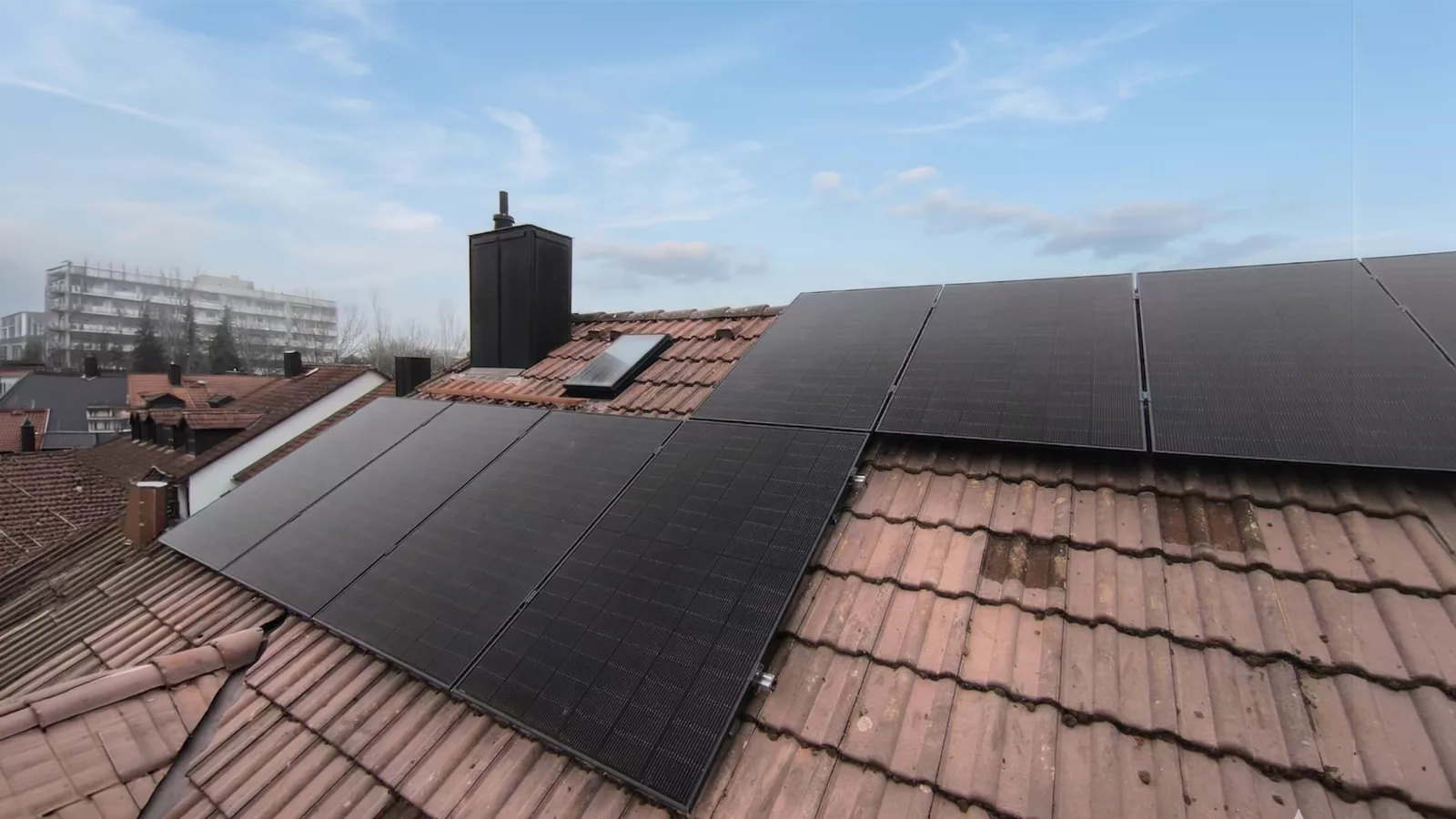 Montierte PV-Module auf einem Dach in Ismaning