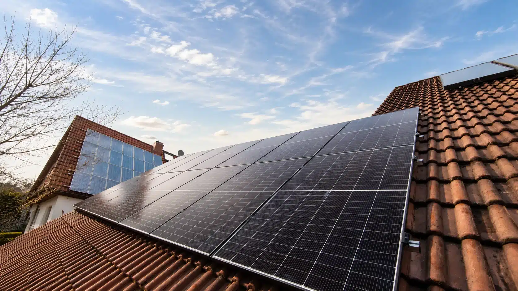 Montierte PV-Module auf einem Dach in Vierkirchen, Landkreis Dachau.