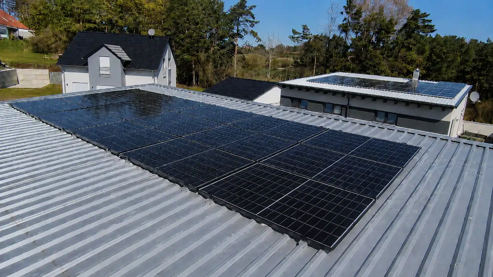 Montierte Full-Black-PV-Module auf einem Dach in Pottenstein mit Hybrid-Wechselrichter, Heimspeicher und Hems im Keller.