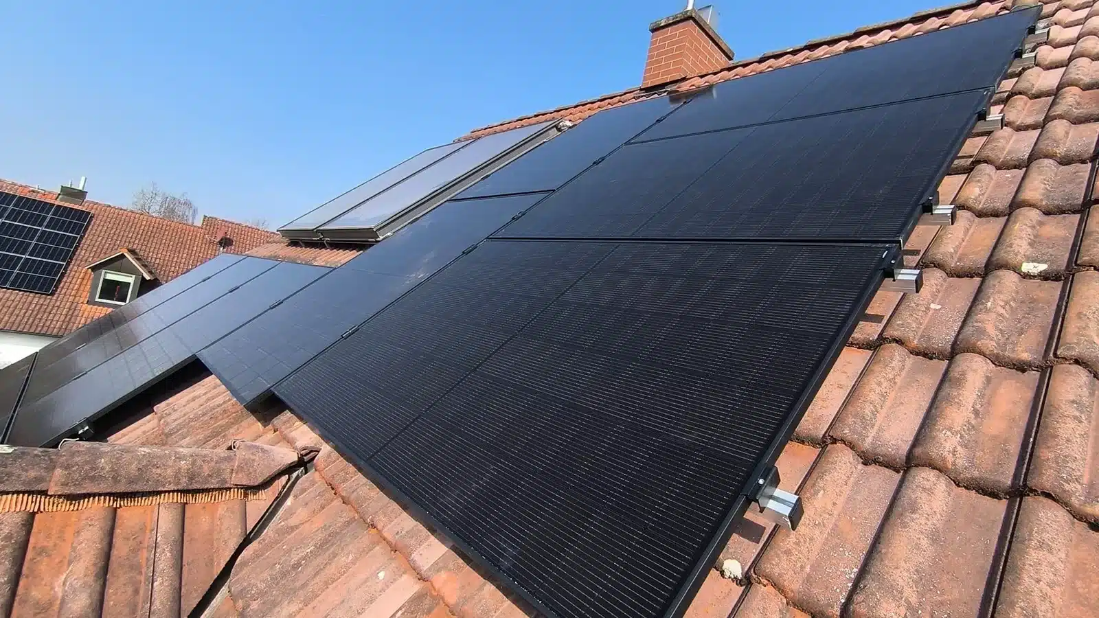 Montierte Doppelglas PV-Module auf einem Dach in Regensburg in Full-Black-Optik mit Hybrid-Wechselrichter, Heimspeicher, und Hems im Keller.