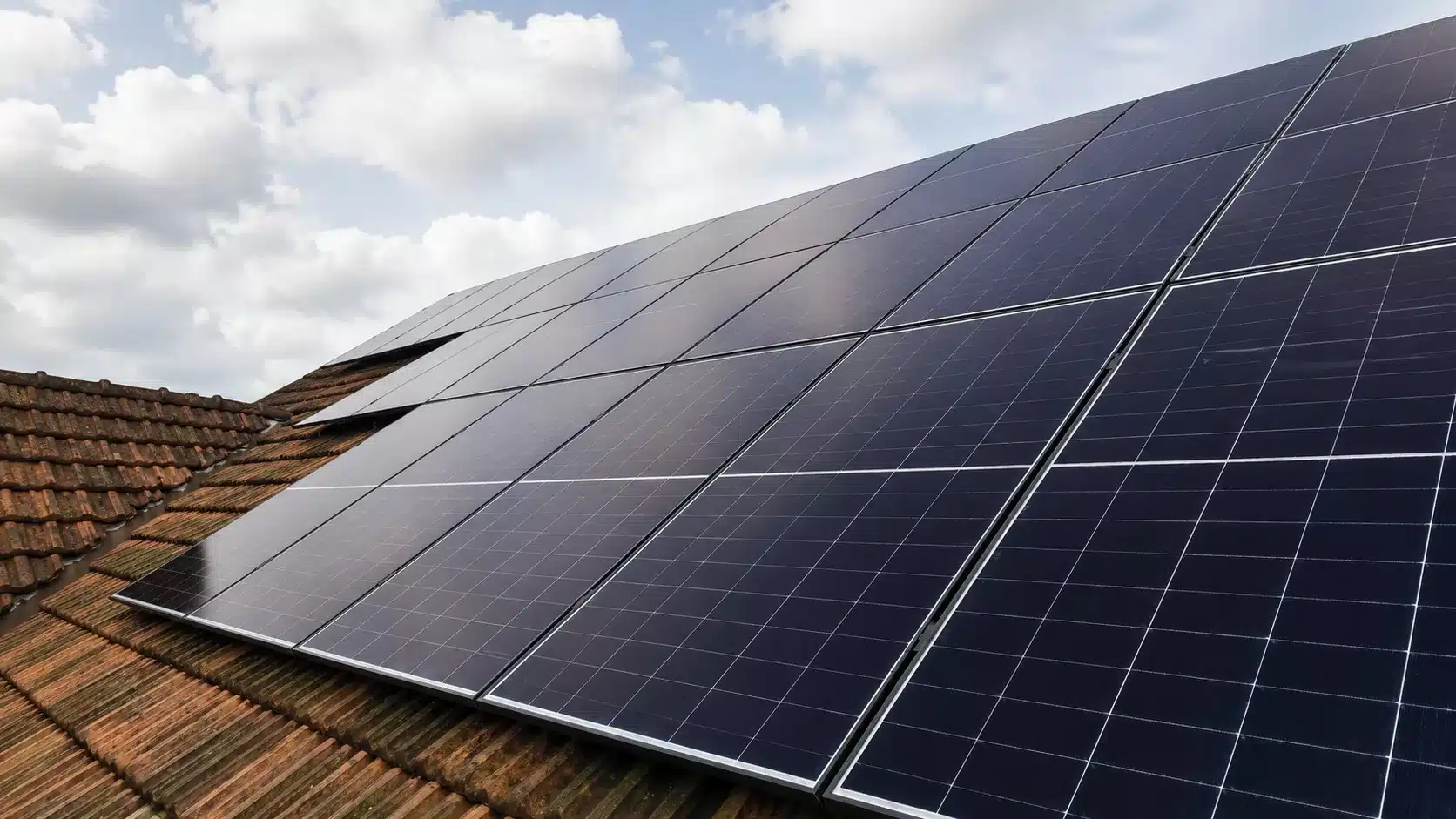 Montierte Full-Black PV-Module auf einem Dach in Roding mit Hybrid-Wechselrichter, Heimspeicher, Heizstabansteuerung und Hems im Keller.