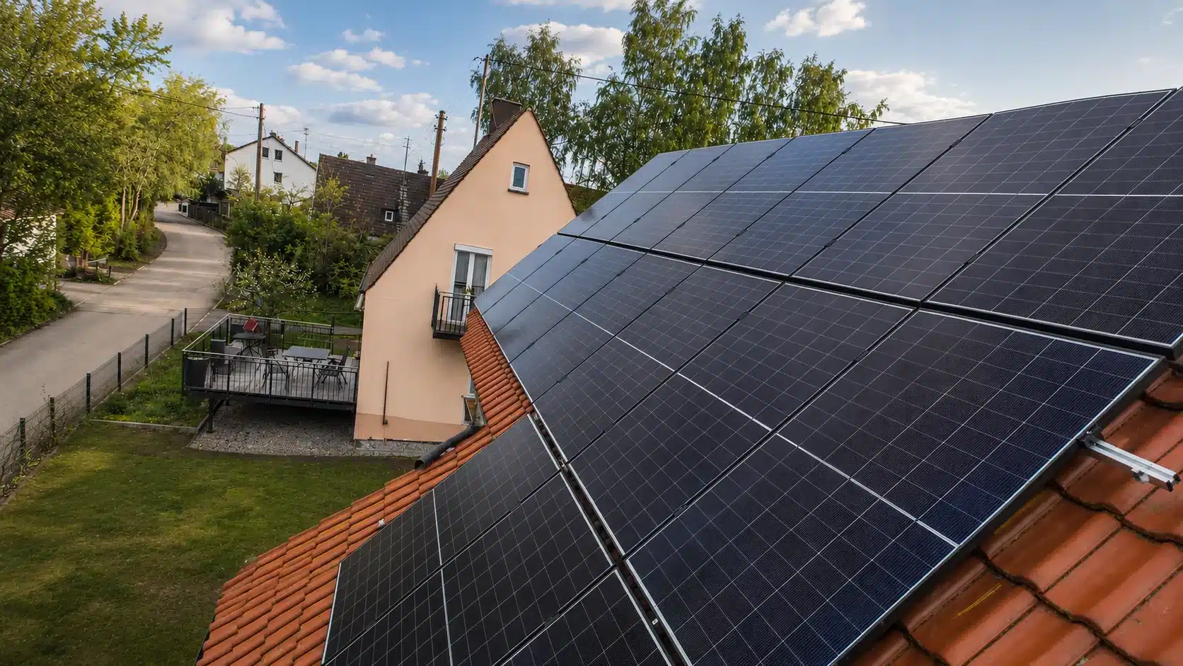 Montierte PV-Module auf einem Dach in Karlsfeld bei Dachau.