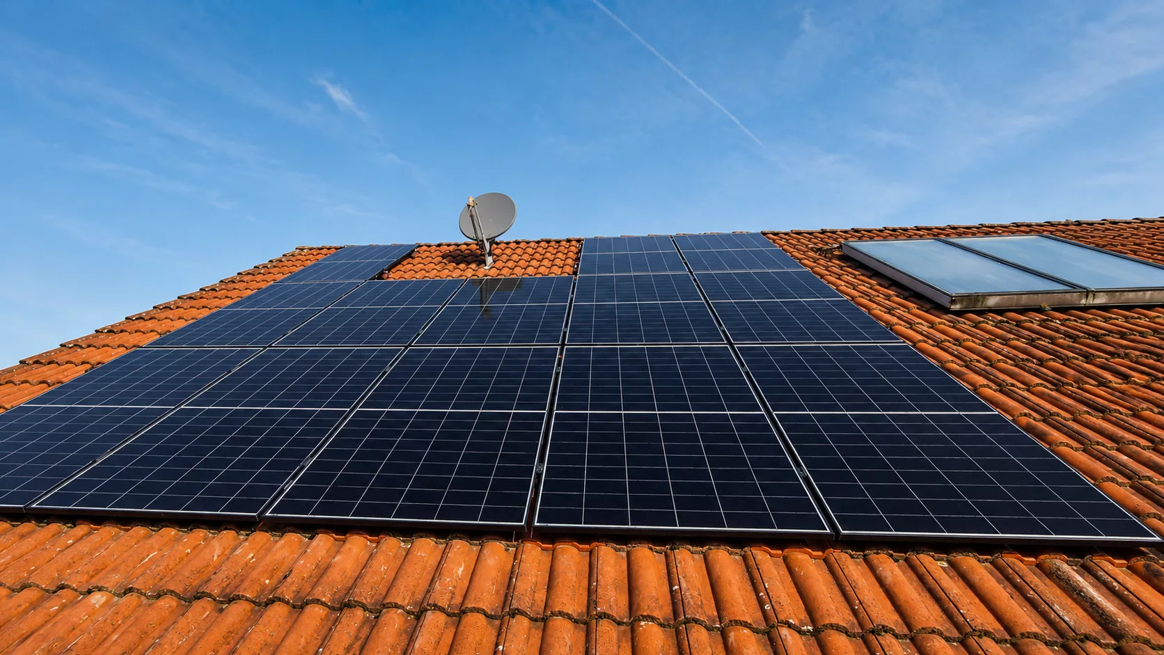 Montierte Doppelglas PV-Module auf einem Dach in Schnaittach mit Hybrid-Wechselrichter, Heimspeicher, Ersatzstrombox,  und Hems im Keller.