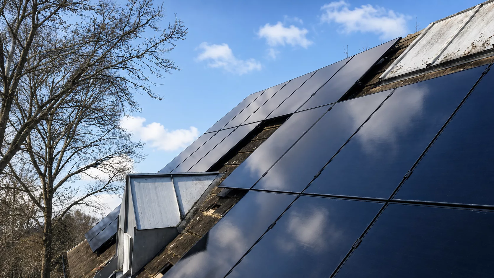 Montierte Full-Black PV-Module auf einem Dach in Schwandorf mit Hybrid-Wechselrichter, Heimspeicher und Hems im Keller.