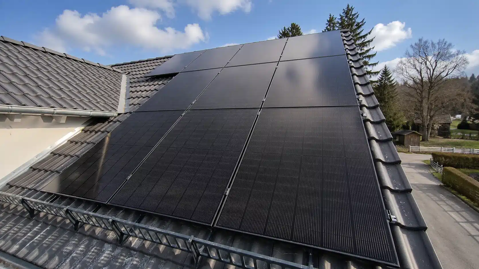 Montierte Doppelglas PV-Module auf einem Dach in Sengenthal mit Hybrid-Wechselrichter, Heimspeicher, Wärempumpen-Ansteuerung, Ersatzstrombox und Hems im Keller.