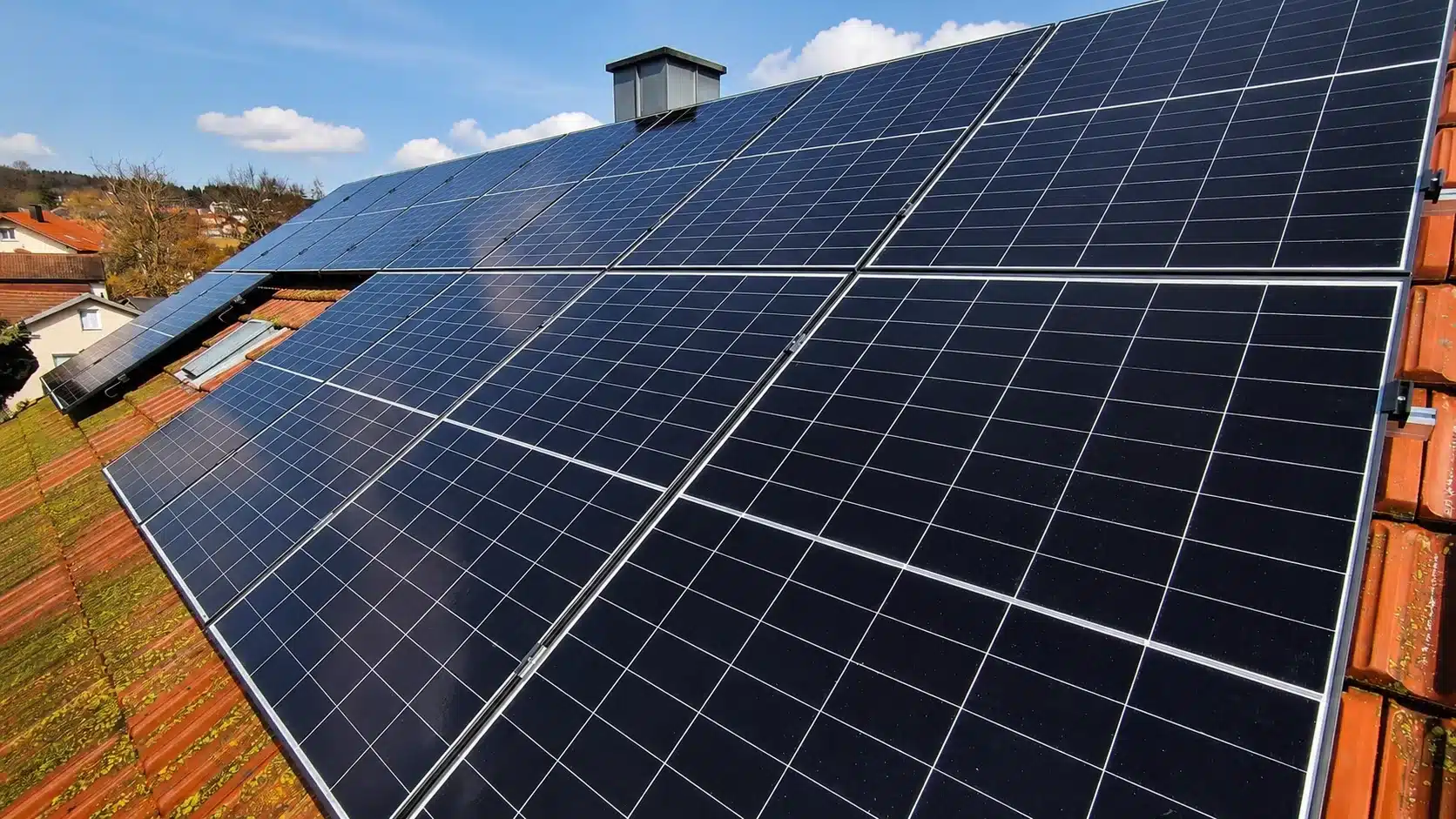 Montierte Doppelglas PV-Module auf einem Dach in Stamsried mit Hybrid-Wechselrichter, Heimspeicher und Hems im Keller.