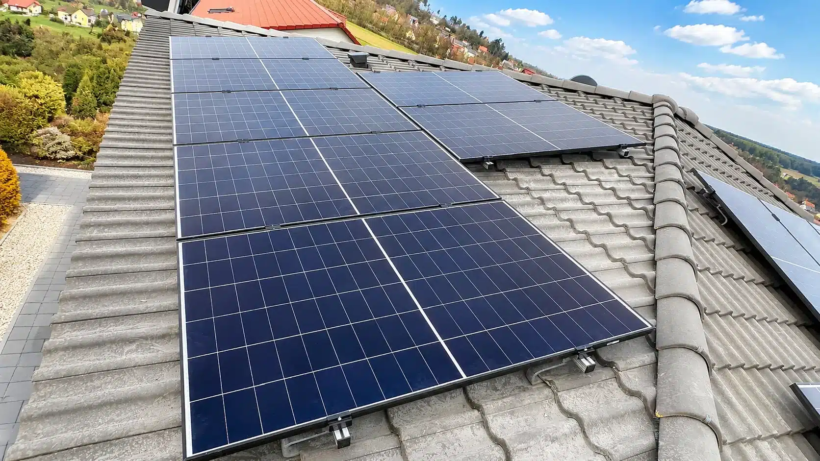 Montierte Doppelglas PV-Module auf einem Dach in Weihenzell mit Hybrid-Wechselrichter, Heimspeicher und Hems im Keller.