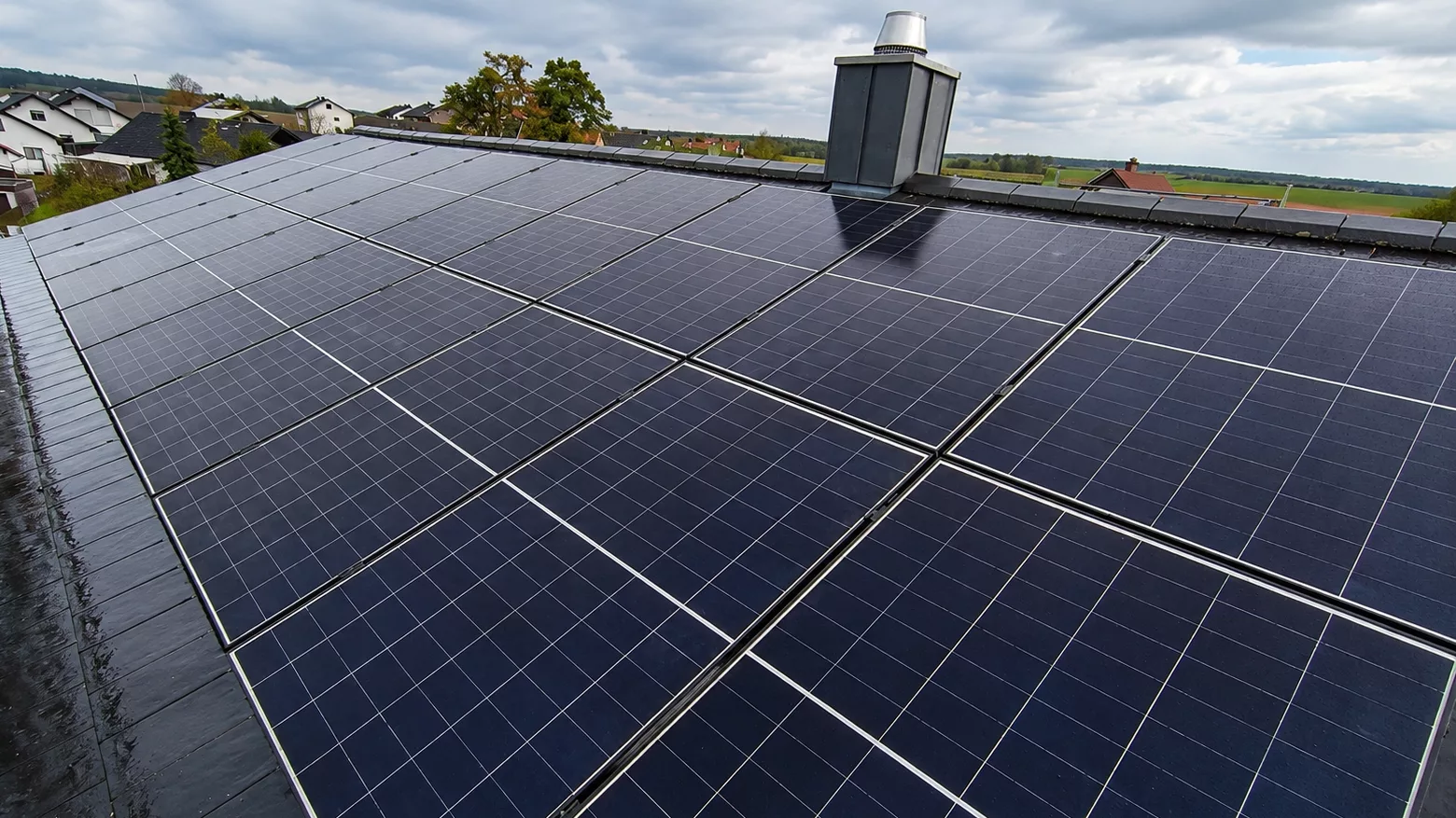 Montierte Doppelglas PV-Module auf einem Dach in Adelschlag mit Hybrid-Wechselrichter, Heimspeicher, Wärmepumpenansteuerung, Notstrombox und Hems im Keller.
