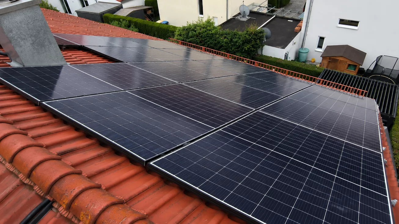 Montierte Doppelglas PV-Module auf einem Dach in Aichach mit Hybrid-Wechselrichter, Heimspeicher, Ersatzstrombox und Hems im Keller.