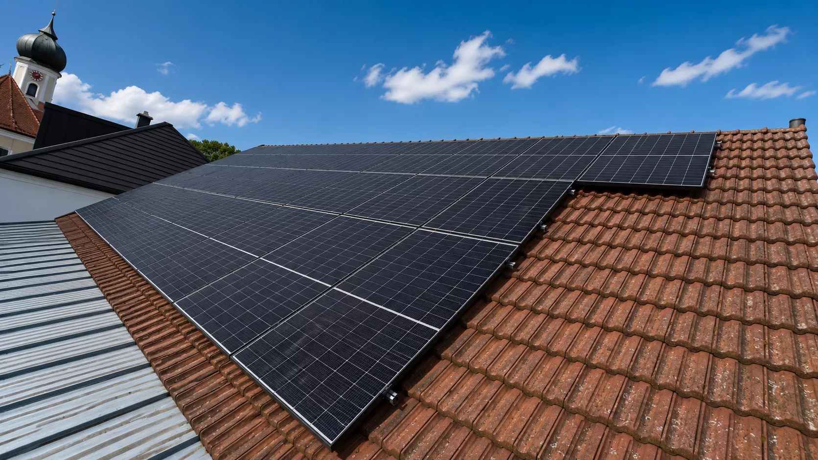 Montierte Doppelglas PV-Module auf einem Dach in Allershausen mit Hybrid-Wechselrichter, Heimspeicher und Hems im Keller.
