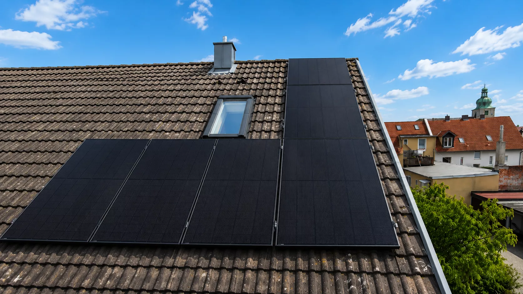 Montierte Fullblack PV-Module auf einem Dach in Amberg mit Hybrid-Wechselrichter, Heimspeicher, Ersatzstrombox und Hems im Keller.