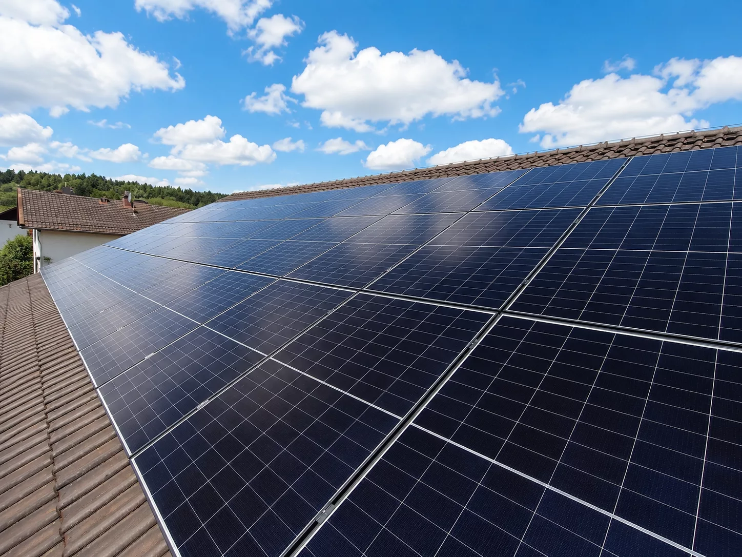 Montierte Doppelglas PV-Module auf einem Dach in Blaubeuren mit Hybrid-Wechselrichter, Heimspeicher, Ersatzstrombox und Hems im Keller als auch Wallbox in der Garage.