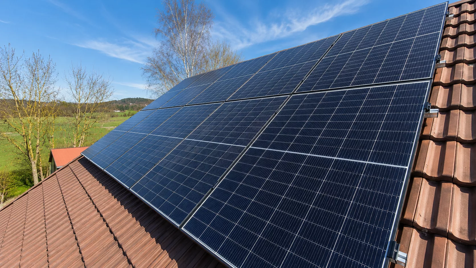 Montierte Doppelglas PV-Module auf einem Dach in Bogen mit Hybrid-Wechselrichter, Heimspeicher und Hems im Keller.