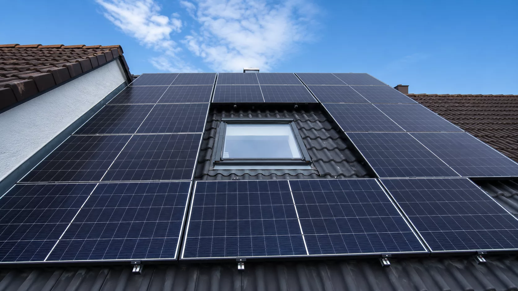 Montierte Doppelglas PV-Module auf einem Dach in Elchingen mit Hybrid-Wechselrichter, Heimspeicher und Hems im Keller.