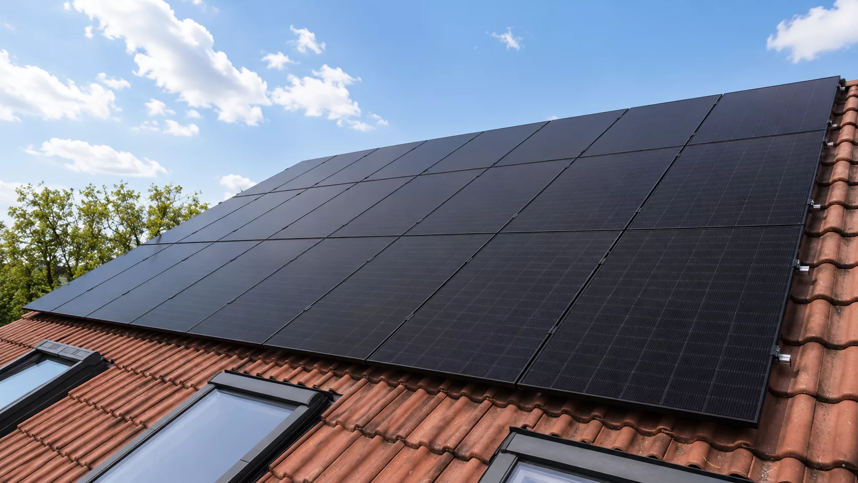 Montierte Full-Black PV-Module auf einem Dach in Erlangen mit Hybrid-Wechselrichter, Heimspeicher, Wärmepumpenansteuerung und Hems im Keller.