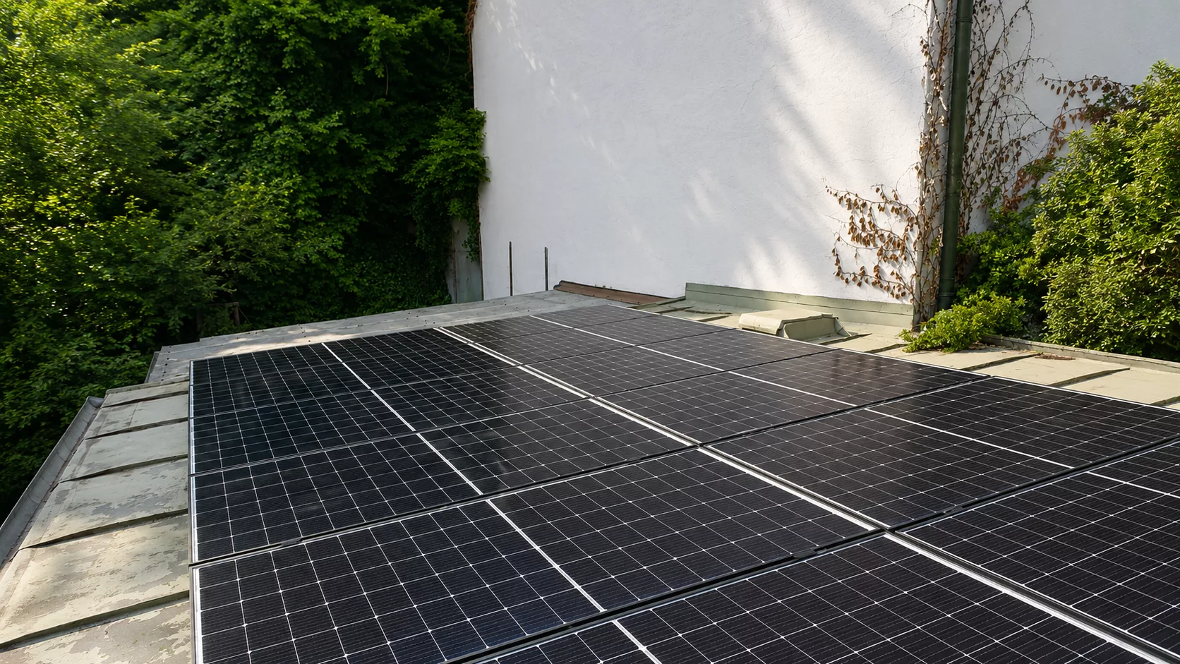 Montierte Doppelglas PV-Module auf einem Dach in Freising mit Hybrid-Wechselrichter, Heimspeicher, Notstrombox und Hems im Keller.