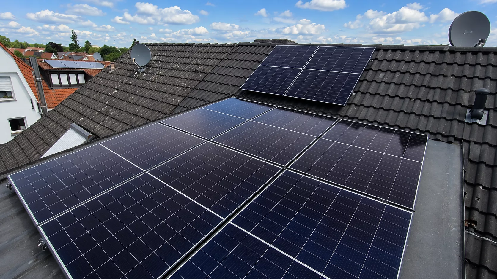Montierte Doppelglas PV-Module auf einem Dach in Fürth mit Hybrid-Wechselrichter, Heimspeicher und Hems im Keller.