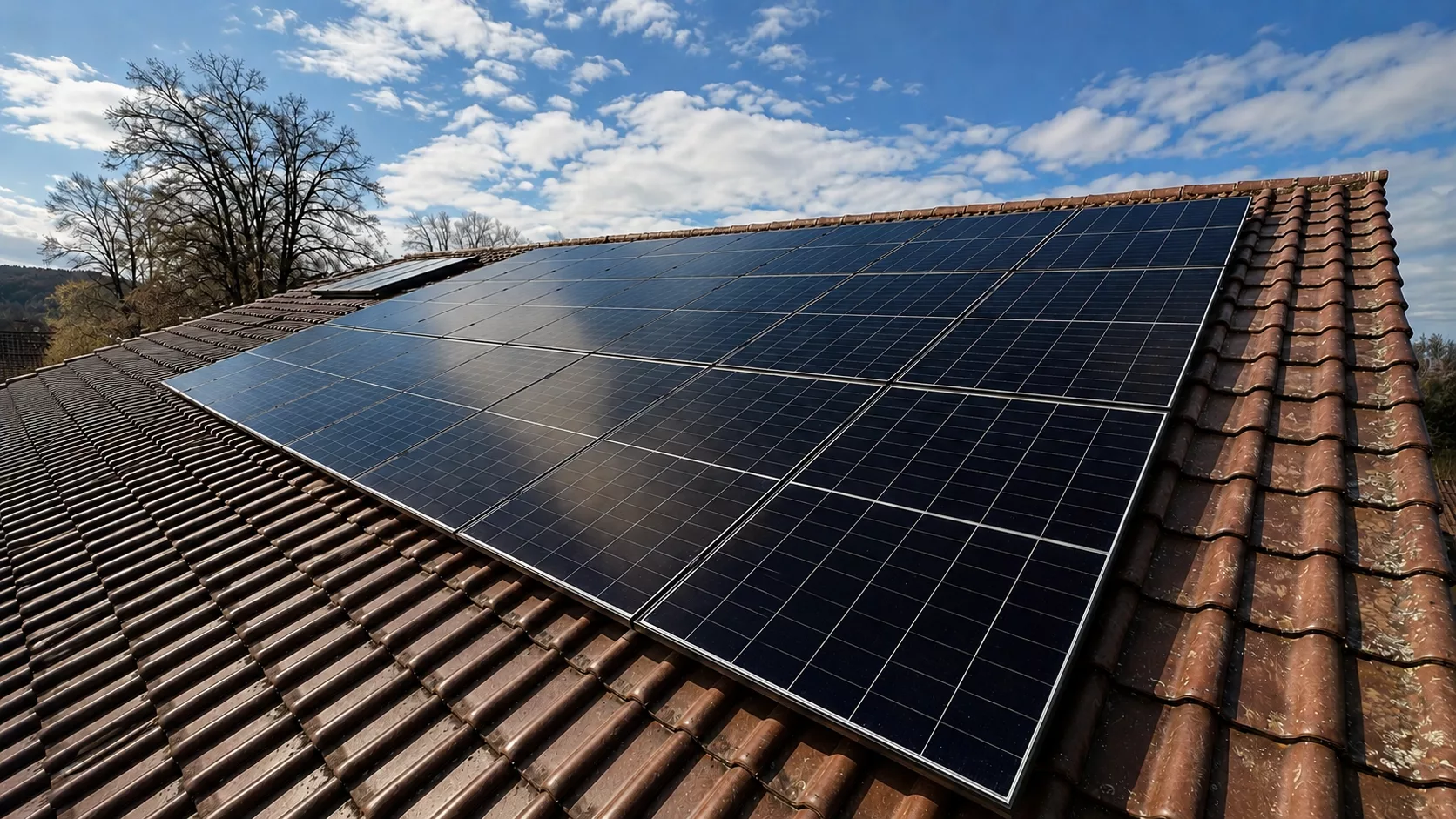 Montierte Doppelglas PV-Module auf einem Dach in Geiselhöring mit Hybrid-Wechselrichter, Heimspeicher und Hems im Keller.