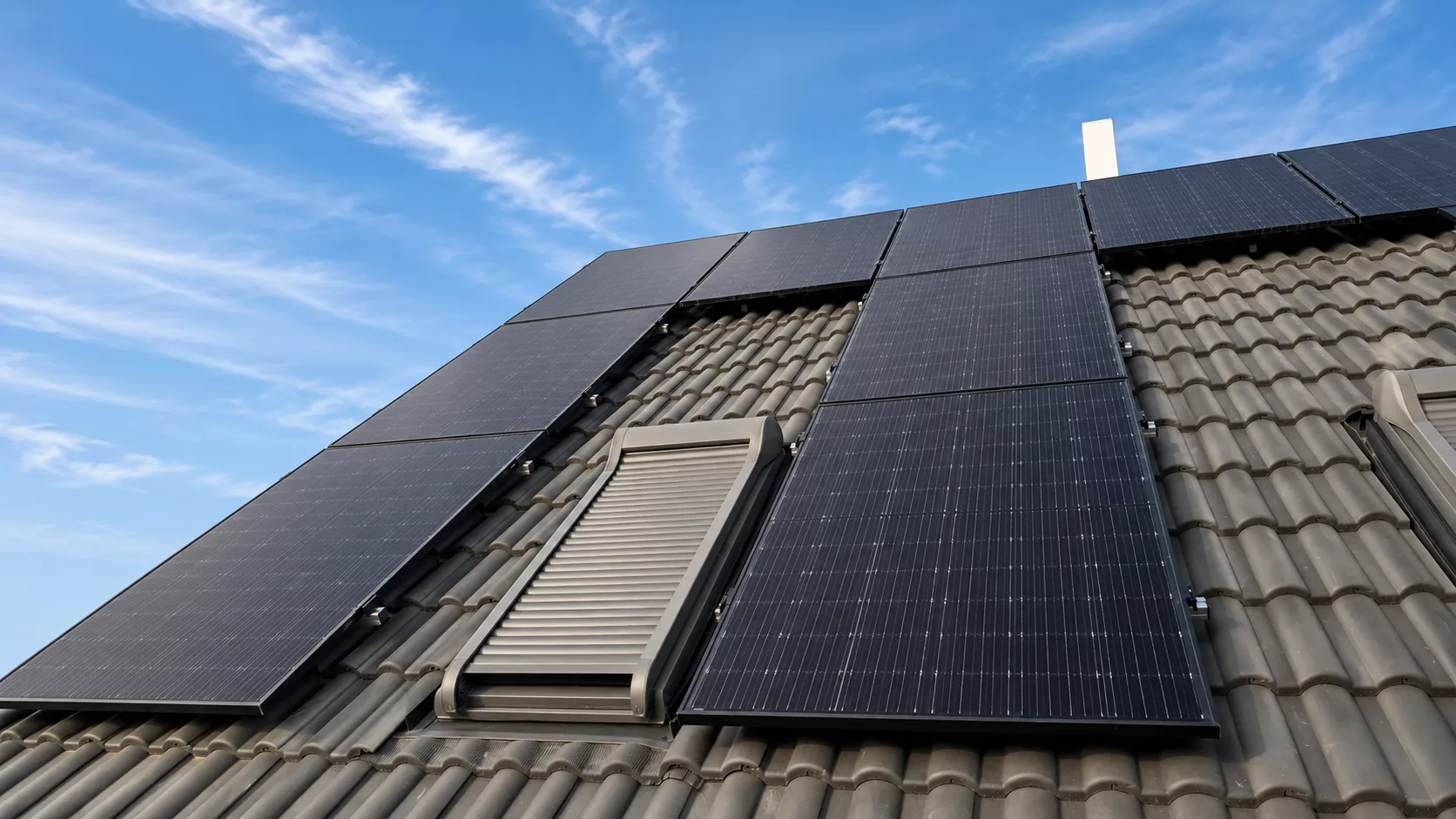 Montierte Full Black PV-Module auf einem Dach in Kammeltal mit Hybrid-Wechselrichter, Heimspeicher und Hems im Keller-