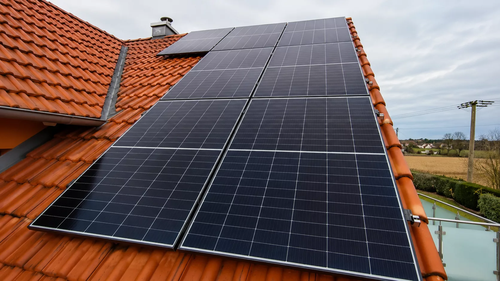 Montierte Doppelglas PV-Module auf einem Dach in Kammerstein mit Hybrid-Wechselrichter, Heimspeicher, Wärmepumpenansteuerung und Hems im Keller.