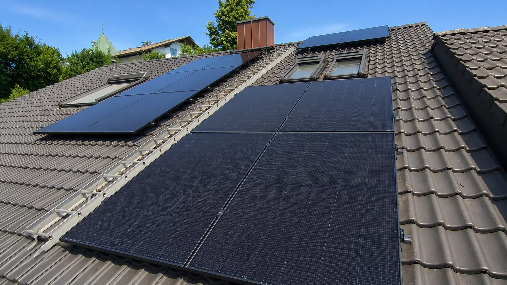 Montierte Doppelglas PV-Module auf einem Dach in Pfaffenhofen an der Ilm mit Hybrid-Wechselrichter, Heimspeicher und Hems im Keller.