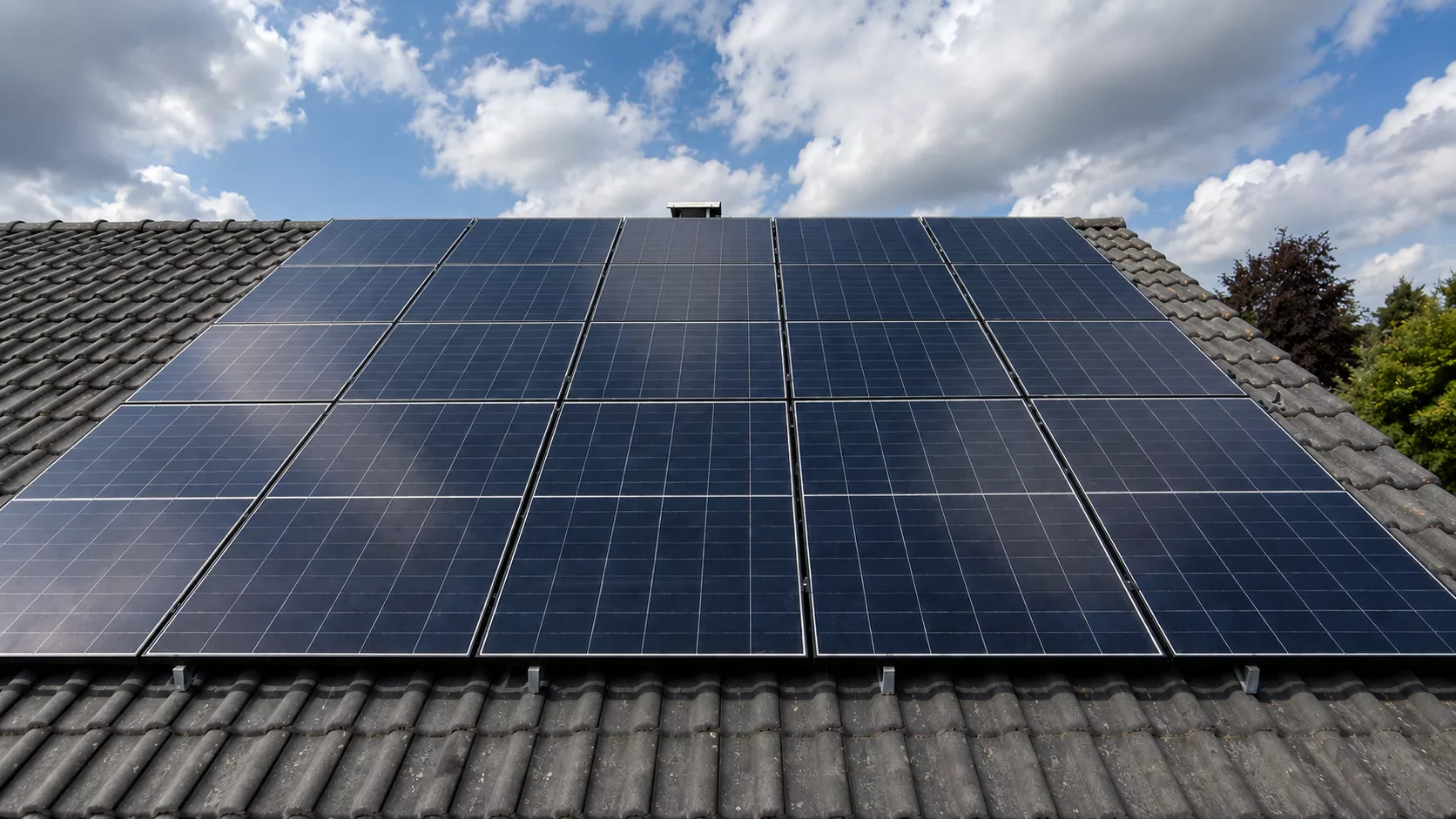 Montierte Doppelglas PV-Module auf einem Dach in Pfaffenhofen mit Hybrid-Wechselrichter, Heimspeicher und Hems im Keller.