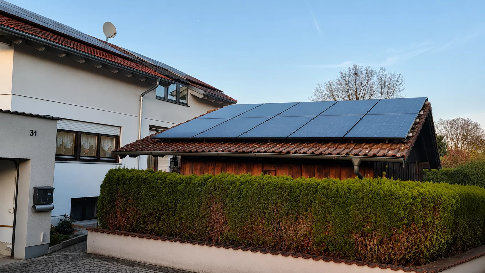 Montierte Doppelglas PV-Module auf einem Dach in Plattling mit Hybrid-Wechselrichter, Heimspeicher, Ersatzstrombox und Hems im Keller.