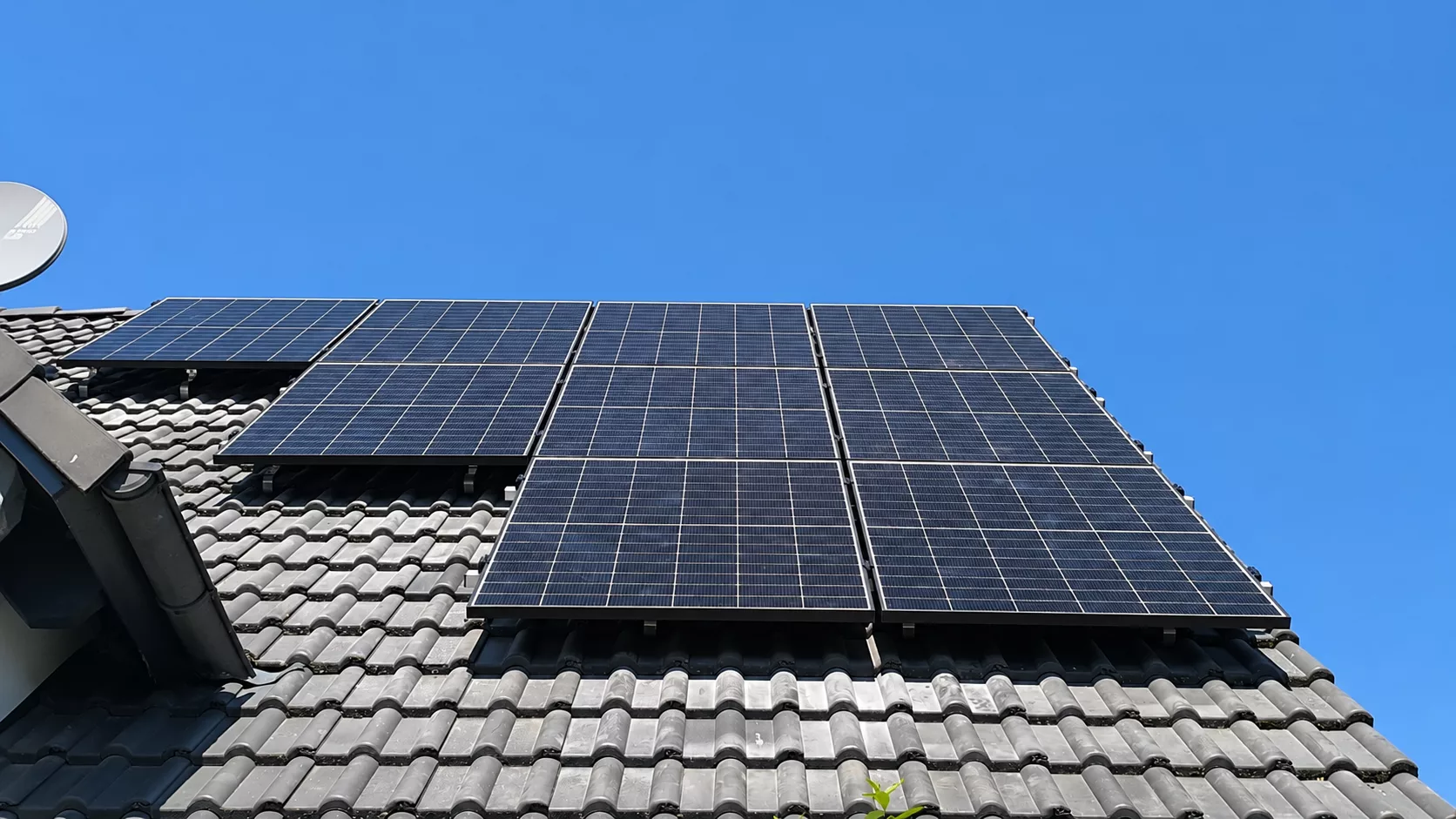 Montierte Doppelglas PV-Module auf einem Dach in Pöttmes mit Hybrid-Wechselrichter, Heimspeicher, Ersatzstrombox und Hems im Keller.