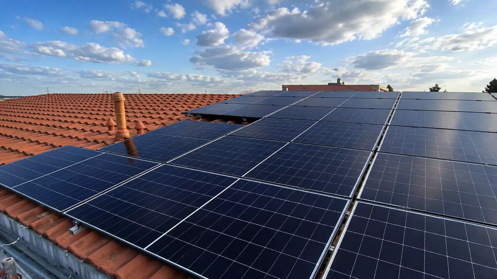 Montierte Doppelglas PV-Module auf einem Dach in Poing mit Hybrid-Wechselrichter, Heimspeicher, Hems und Notstrombox im Keller.