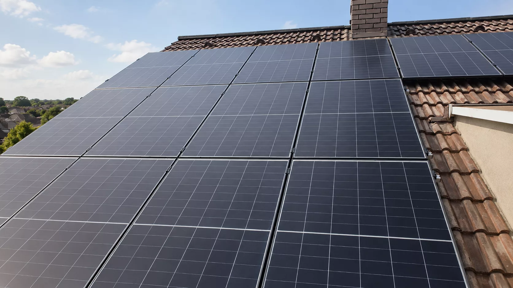 Montierte Doppelglas PV-Module auf einem Dach in Rohr mit Hybrid-Wechselrichter, Heimspeicher und Hems im Keller.