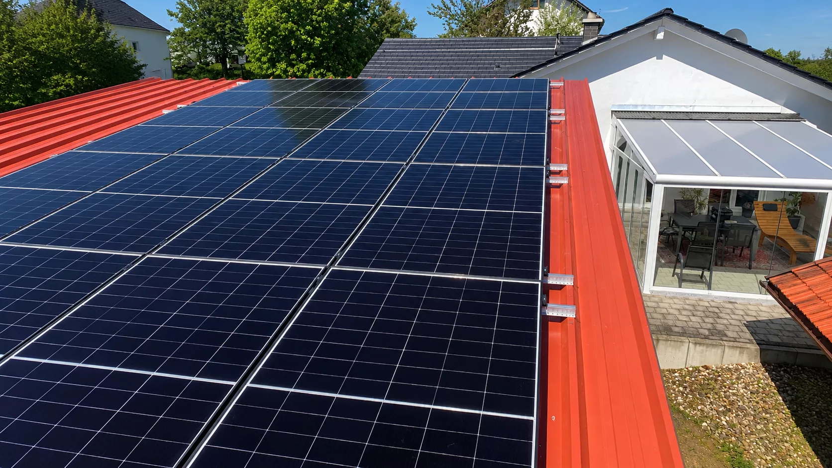 Montierte Doppelglas PV-Module auf einem Dach in Kelheim mit Hybrid-Wechselrichter, Heimspeicher, Ersatzstrombox und Hems im Keller.