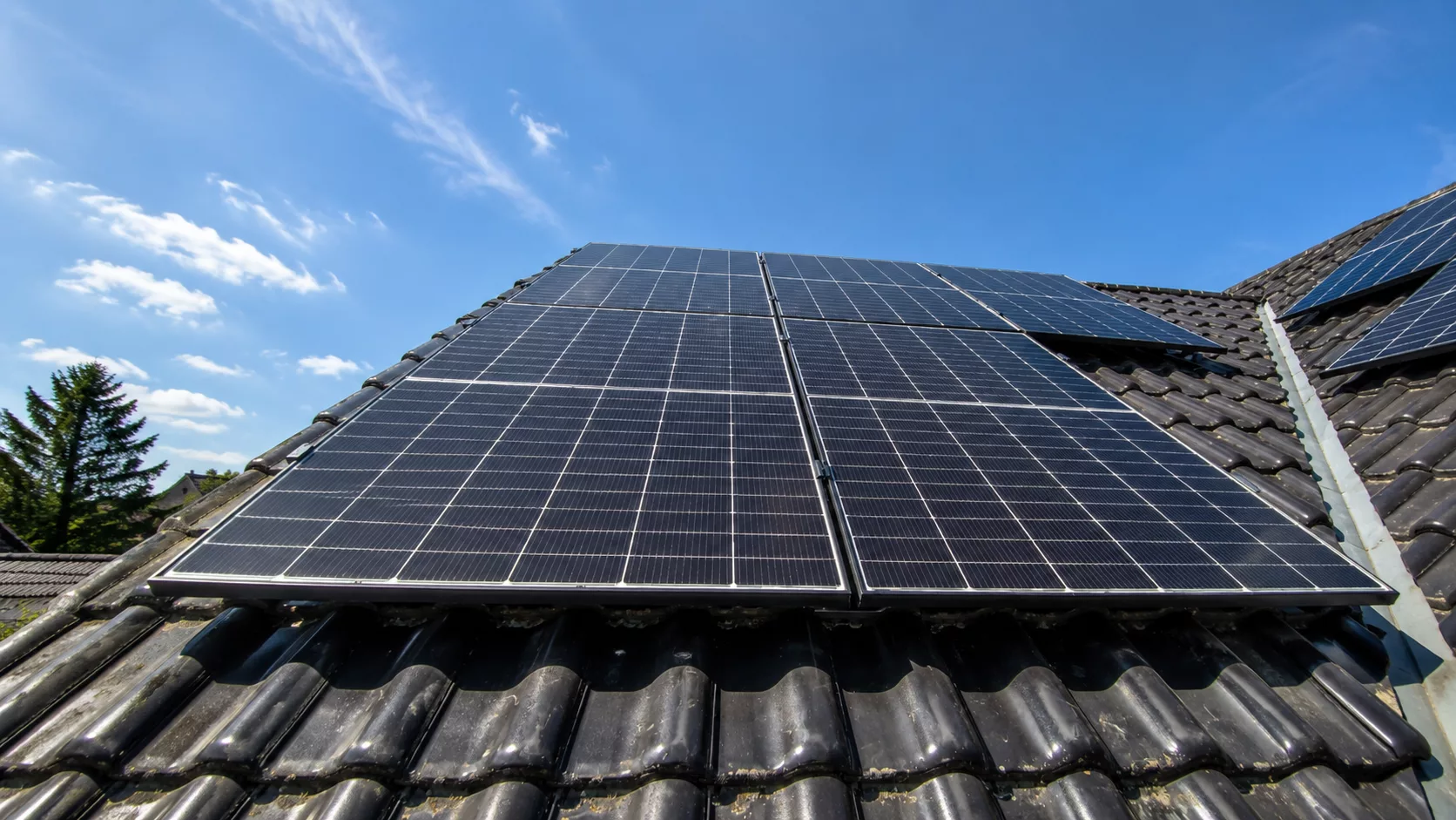 Montierte Doppelglas PV-Module auf einem Dach in Birgland mit Hybrid-Wechselrichter, Heimspeicher, Ersatzstrombox und Hems im Keller.
