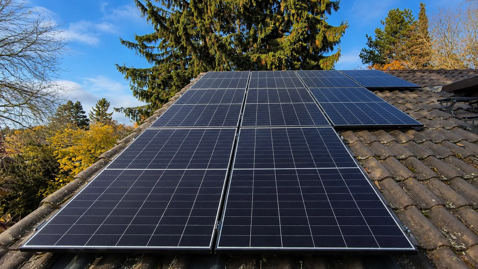 Montierte Doppelglas PV-Module auf einem Dach in Zirndorf mit Hybrid-Wechselrichter, Heimspeicher und Hems im Keller.