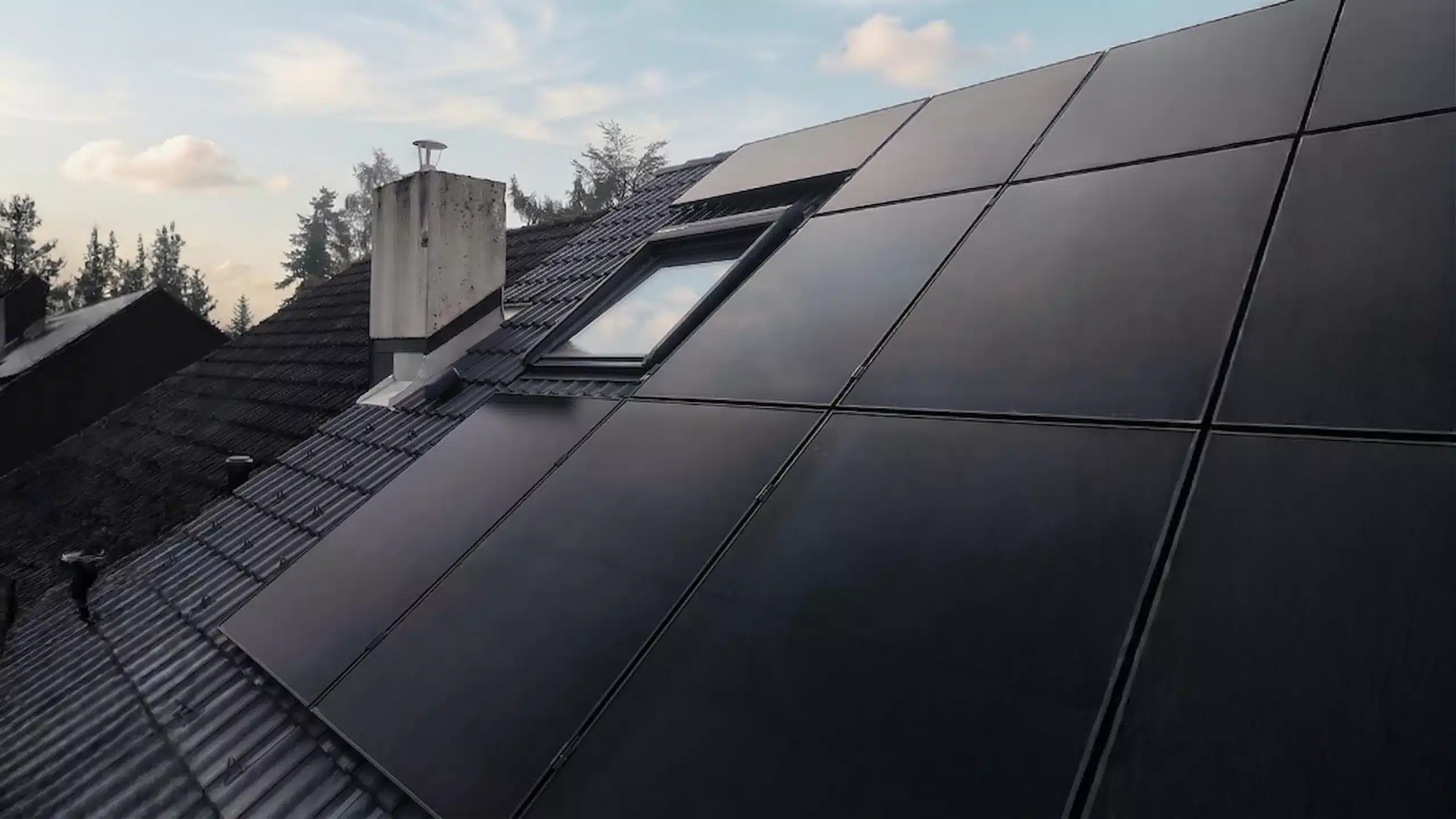 Full-Black PV-Module auf einem Dach.