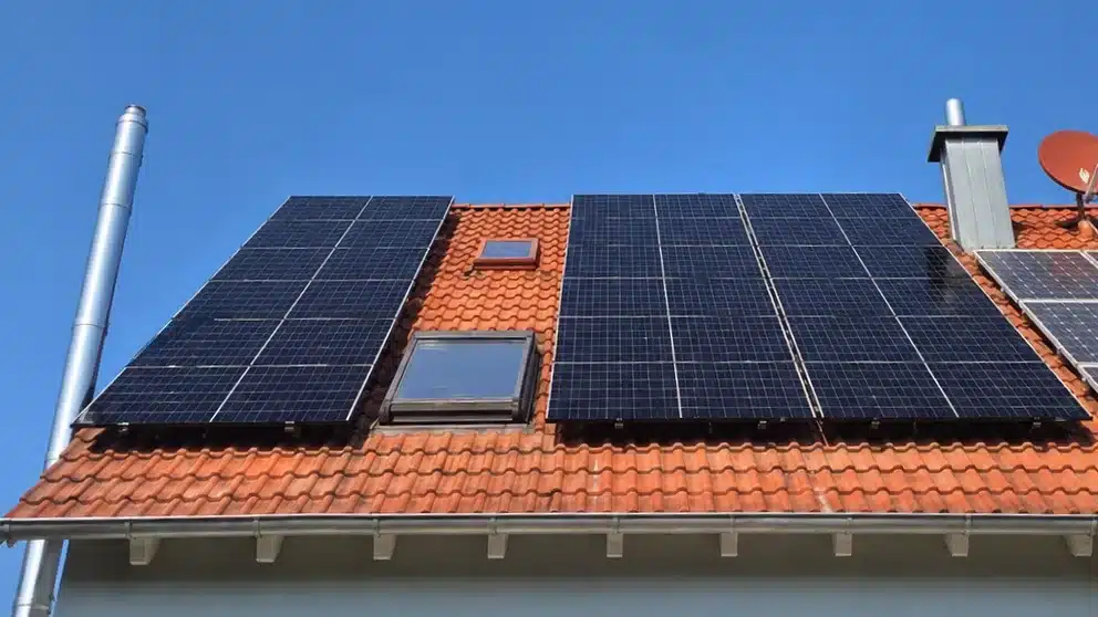 Montierte Doppelglas PV-Module auf einem Dach in Lappersdorf in Full-Black-Optik mit Hybrid-Wechselrichter, Heimspeicher, und Hems im Keller.