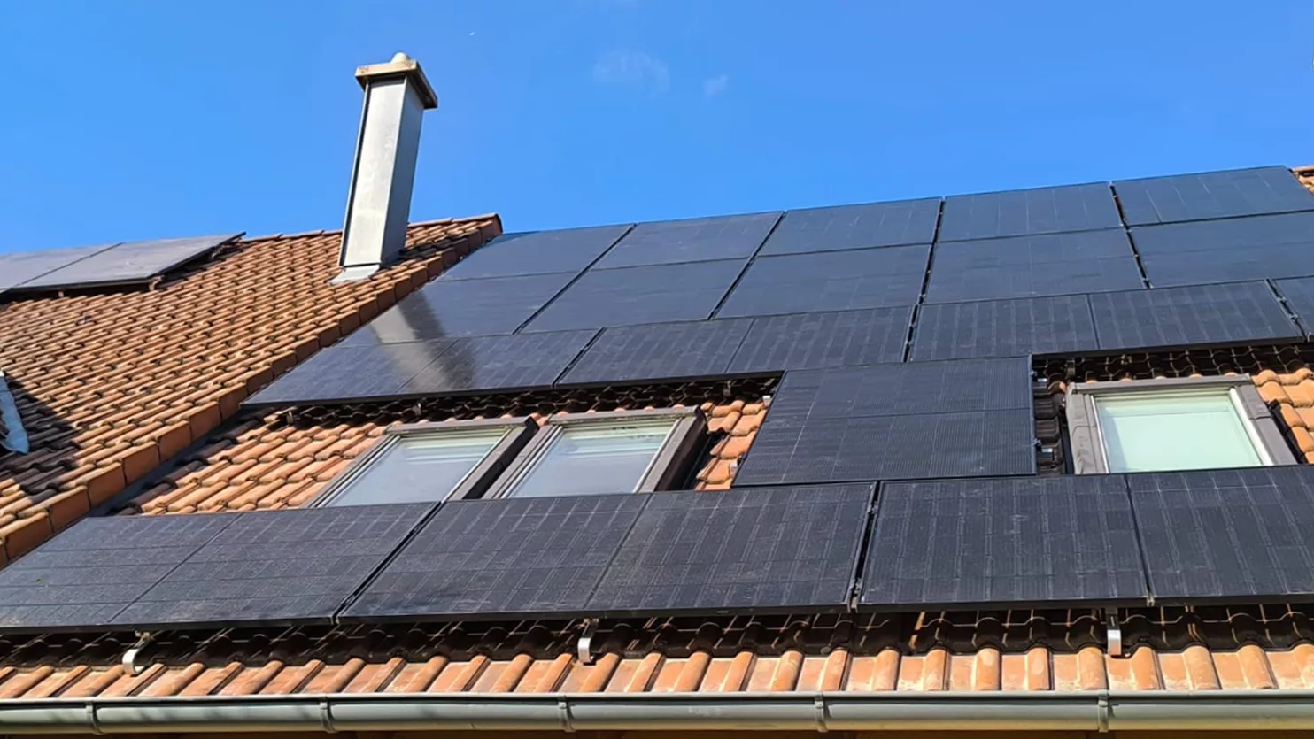 Montierte Doppelglas PV-Module auf einem Dach in Sinzing in Full-Black-Optik mit Hybrid-Wechselrichter, Heimspeicher, und Hems im Keller.